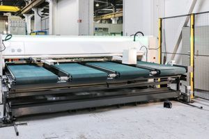rear conveyor shearing machine to shear metal sheets